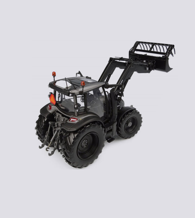 Valtra G135 Titanium Grau mit FL (1:32)